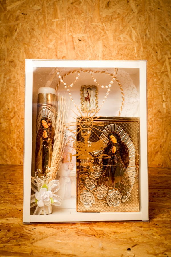 Equipo laminado con Nuevo Testamento, Virgen